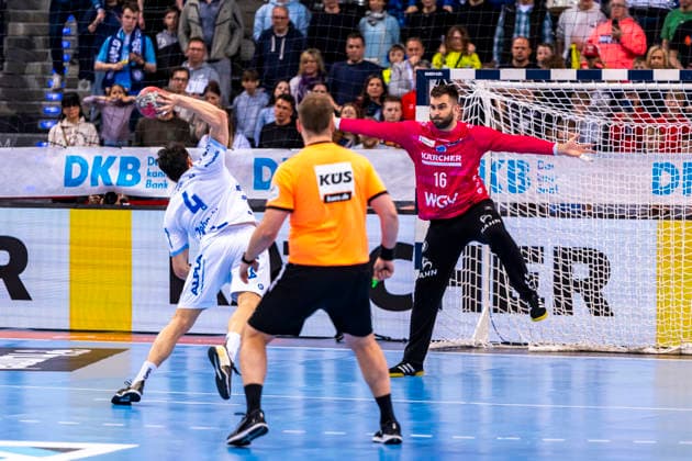 DAIKIN Handball Bundesliga TVB Stuttgart vs TBV Lemgo Lippe 29 03 2026 Stuttgart, GERMANY 29 March 2026 Samuel Zehnder TBV Lemgo Lippe, 4 converts the 7 meter shot against Miljan Vujovic TVB Stuttgart, 16 for a final score of 32 32 during the match between TVB Stuttgart and TBV Lemgo Lippe on matchday 26 of the Daikin Handball Bundesliga at Porsche Arena Copyright: xBEAUTIFULxSPORTS Steinx