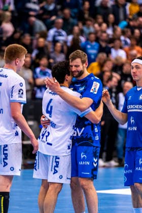 DAIKIN Handball Bundesliga TVB Stuttgart vs TBV Lemgo Lippe 29 03 2026 Stuttgart, GERMANY 29 March 2026 Samuel Zehnder TBV Lemgo Lippe, 4 and Samuel Röthlisberger TVB Stuttgart, 17 after the match between TVB Stuttgart and TBV Lemgo Lippe on matchday 26 of the Daikin Handball Bundesliga at the Porsche Arena Copyright: xBEAUTIFULxSPORTS Steinx