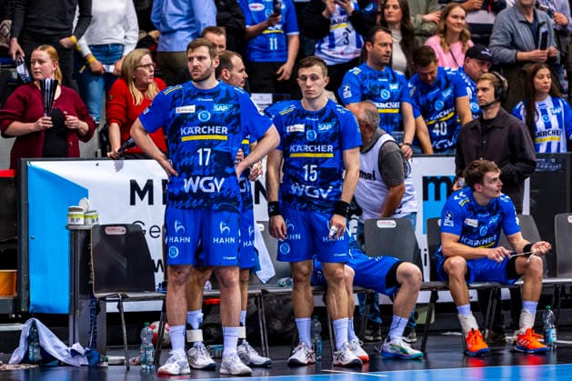 DAIKIN Handball Bundesliga TVB Stuttgart vs TBV Lemgo Lippe 29 03 2026 Stuttgart, GERMANY March 29, 2026 Samuel Röthlisberger TVB Stuttgart, 17 and Simone Mengon TVB Stuttgart, 15 are anxious for video evidence during the match between TVB Stuttgart and TBV Lemgo Lippe on matchday 26 of the Daikin Handball Bundesliga at the Porsche Arena Copyright: xBEAUTIFULxSPORTS Steinx