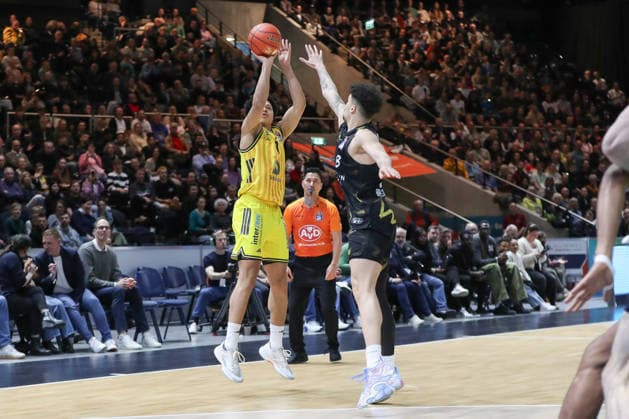 29 03 2026, xgox, Basketball easyCredit BBL Basketball Loewen Braunschweig Alba Berlin emspor, v l Jack Kayil Alba Berlin, 7 , Joshua Obiesie Braunschweig, 8 duel, duel, fight, tackle Braunschweig