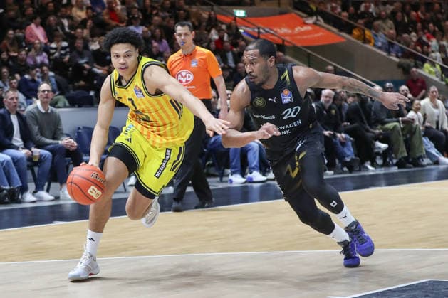 29 03 2026, xgox, Basketball easyCredit BBL Basketball Loewen Braunschweig Alba Berlin emspor, v l Jack Kayil Alba Berlin, 7 , Bryant Crawford Braunschweig, 20 duel, duel, fight, tackle Braunschweig