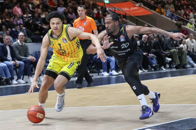 29 03 2026, xgox, Basketball easyCredit BBL Basketball Loewen Braunschweig Alba Berlin emspor, v l Jack Kayil Alba Berlin, 7 , Bryant Crawford Braunschweig, 20 duel, duel, fight, tackle Braunschweig