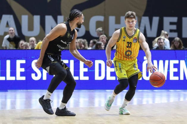 29 03 2026, xgox, Basketball easyCredit BBL Basketball Loewen Braunschweig Alba Berlin emspor, v l Bryant Crawford Braunschweig, 20 , Bennet Hundt Alba Berlin, 33 duel, duel, fight, tackle Braunschweig
