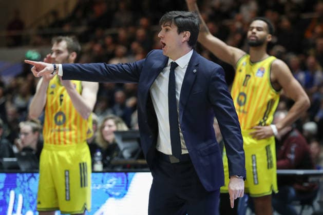 29 03 2026, xgox, Basketball easyCredit BBL Basketball Loewen Braunschweig Alba Berlin emspor, v l Pedro Calles Alba Berlin, coach gives instructions, gesticulates with arms, gesticulate, gives instructions Braunschweig