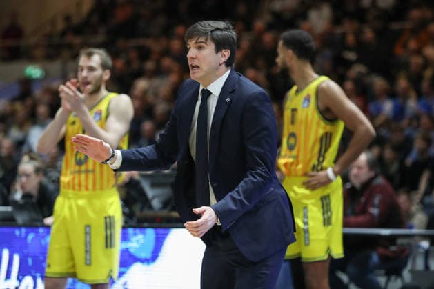 29 03 2026, xgox, Basketball easyCredit BBL Basketball Loewen Braunschweig Alba Berlin emspor, v l Pedro Calles Alba Berlin, coach gives instructions, gesticulates with arms, gesticulate, gives instructions Braunschweig