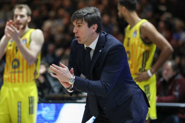 29 03 2026, xgox, Basketball easyCredit BBL Basketball Loewen Braunschweig Alba Berlin emspor, v l Pedro Calles Alba Berlin, coach gives instructions, gesticulates with arms, gesticulate, gives instructions Braunschweig