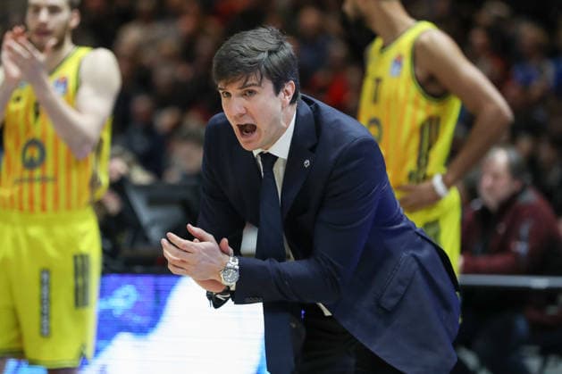 29 03 2026, xgox, Basketball easyCredit BBL Basketball Loewen Braunschweig Alba Berlin emspor, v l Pedro Calles Alba Berlin, coach gives instructions, gesticulates with arms, gesticulate, gives instructions Braunschweig