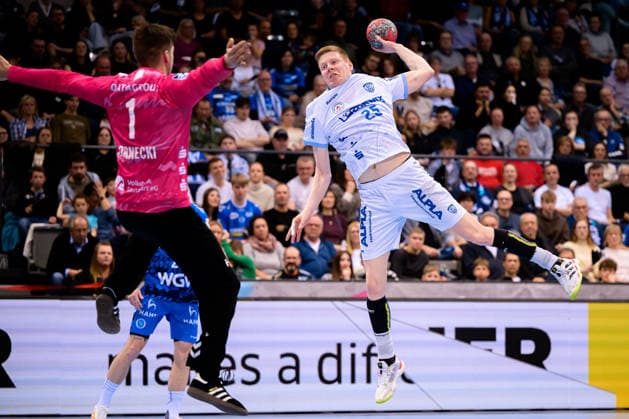 Stuttgart HBL 25 26 TVB Stuttgart TBV Lemgo f li Goalkeeper Mateusz Kornecki Stuttbart , Niels Versteijnen TBV Lemgo Stuttgart Porsche Arena Baden Württemberg Germany