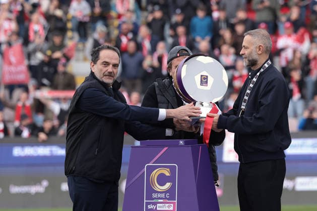 Matteo Marani president of LegaC award the trophy to Stefano Rosso president of LR Vicenza during the match of 34th day of the Serie B Championship between L.R. Vicenza vs Union Brescia at the Romeo Menti Stadium on 29 March 2026 in Vicenza, VI.  Copyright: xEmanuelexPennacchio IPAxSportx xipa-agency.netx xx IPA_73606538 IPA_Agency_IPA73606538