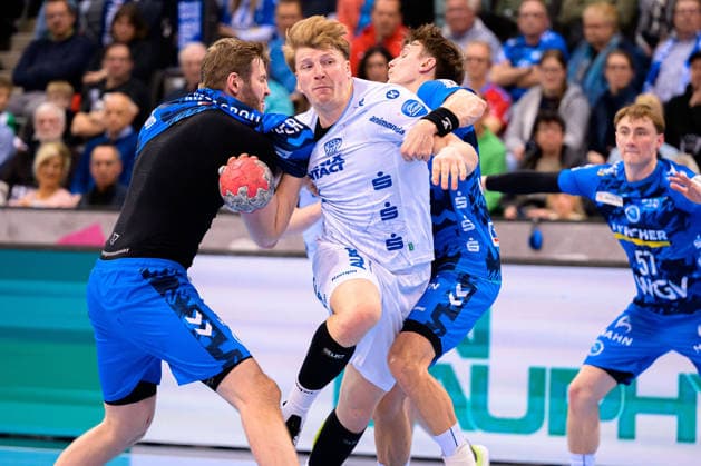 Stuttgart HBL 25 26 TVB Stuttgart TBV Lemgo v li Samuel Roethlisberger Stuttgart , Lukas Hutecek TBV Lemgo , Max Häfner Haefner Stuttgart Stuttgart Porsche Arena Baden Württemberg Germany