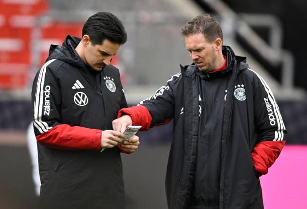 German national coach Coach Julian Nagelsmann GER in conversation Discussion with co coach Benjamin Glueck GER note warm up training iam 29 03 2026 m ahead of DFB Laenderspiel Deutschland GER vs Ghana GHA Freundschatsspiel Testspiel am 30 03 2026 DFL REGULATIONS PROHIBIT ANY USE OF PHOTOGRAPHS AS IMAGE SEQUENCES AND OR QUASI VIDEO DFB Laenderspiel Deutschland GER vs Ghana GHA