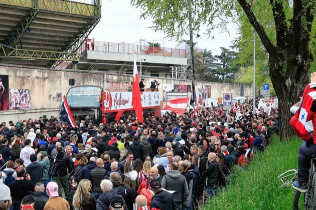 CALCIO - Serie C Italia - Vicenza vs Brescia LR Vicenza fans prepare to celebrate outside the stadium during the match of 34th day of the Serie C Championship between L.R. Vicenza vs Union Brescia at the Romeo Menti Stadium on 29 March 2026 in Vicenza, VI. Vicenza Italy  Copyright: xIPAxSport ABACAx