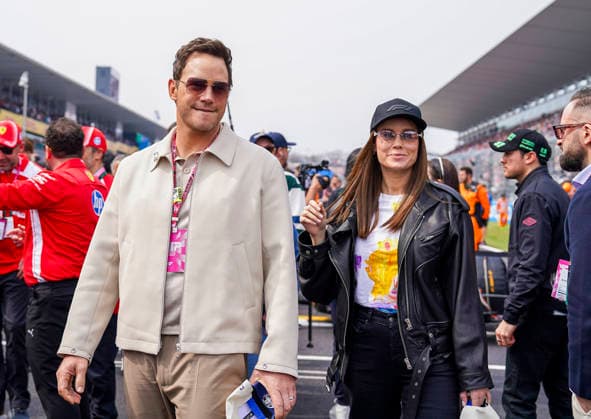 FORMULA ONE JAPANESE GRAND PRIX 2026 Chris Pratt and Brie Larson on the grid during the Formula 1 Aramco Japanese Grand Prix 2026, 3rd round of the 2026 Formula One World Championship, WM, Weltmeisterschaft from March 27th - 29th, 2026 at the Suzuka Circuit, Suzuka City, Japan. Credit: Robbie Hoad Every Second Media Editorial use only. All images are copyright Every Second Media Limited. No images may be reproduced without prior permission. Copyright: xIMAGO EveryxSecondxMediax ESM-1879-0426 RobbiexHoadx xEveryxSecondxMediax