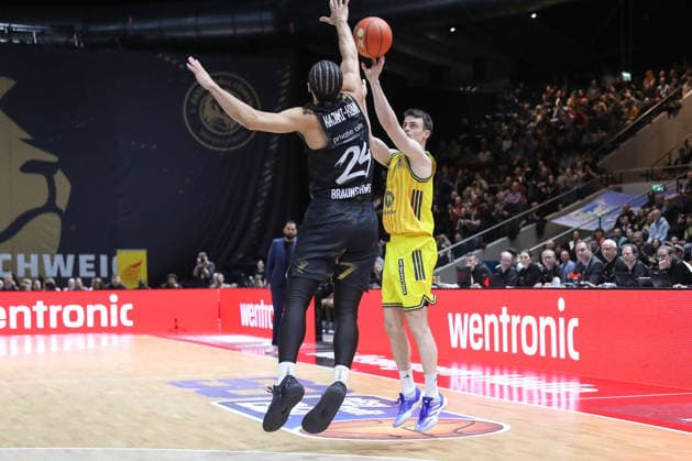 29 03 2026, xgox, Basketball easyCredit BBL Basketball Loewen Braunschweig Alba Berlin emspor, v l Kaza Kajami Keane Braunschweig, 24 , Jonas Mattisseck Alba Berlin, 9 duel, duel, fight, tackle Braunschweig