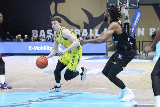 29 03 2026, xgox, Basketball easyCredit BBL Basketball Loewen Braunschweig Alba Berlin emspor, v l Alex O Conell Alba Berlin, 3 , Chip Fangian Braunschweig, 30 duel, duel, fight, tackle Braunschweig