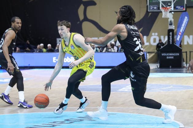 29 03 2026, xgox, Basketball easyCredit BBL Basketball Loewen Braunschweig Alba Berlin emspor, v l Alex O Conell Alba Berlin, 3 , Chip Fangian Braunschweig, 30 duel, duel, fight, tackle Braunschweig