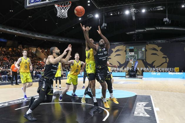 29 03 2026, xgox, Basketball easyCredit BBL Basketball Loewen Braunschweig Alba Berlin emspor, v l Alex O Conell Alba Berlin, 3 , Simi Shittu Braunschweig, 45 duel, duel, fight, tackle Braunschweig