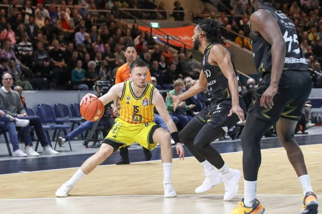 29 03 2026, xgox, Basketball easyCredit BBL Basketball Loewen Braunschweig Alba Berlin emspor, v l Martin Hermannsson Alba Berlin, 15 , Chip Fangian Braunschweig, 30 duel, duel, fight, tackle Braunschweig