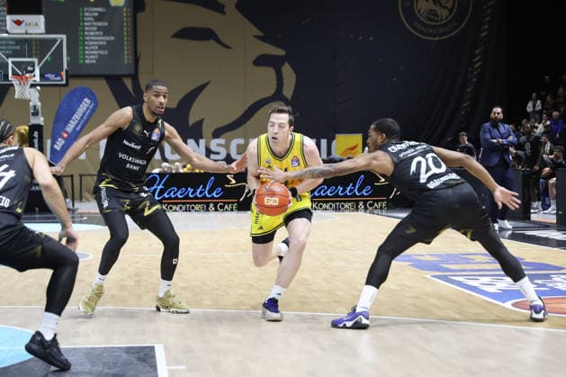 29 03 2026, xgox, Basketball easyCredit BBL Basketball Loewen Braunschweig Alba Berlin emspor, v l David NGuessan Braunschweig, 1 , Justin Bean Alba Berlin, 34 , Bryant Crawford Braunschweig, 20 duel, duel, fight, tackle Braunschweig