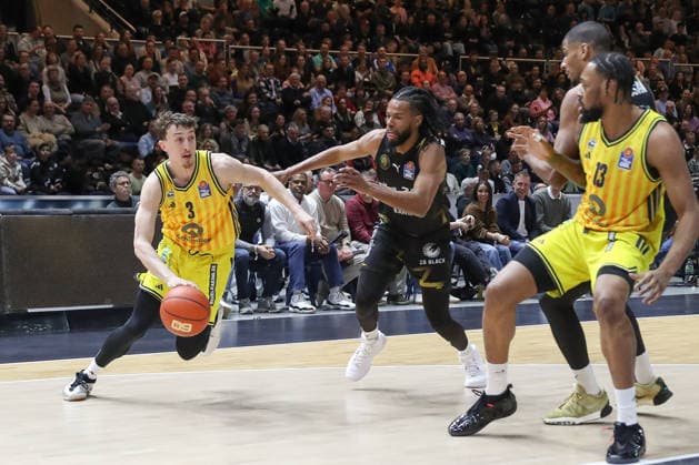 29 03 2026, xgox, Basketball easyCredit BBL Basketball Loewen Braunschweig Alba Berlin emspor, v l Alex O Conell Alba Berlin, 3 , Chip Fangian Braunschweig, 30 zduel, duel, fight, tackle Braunschweig