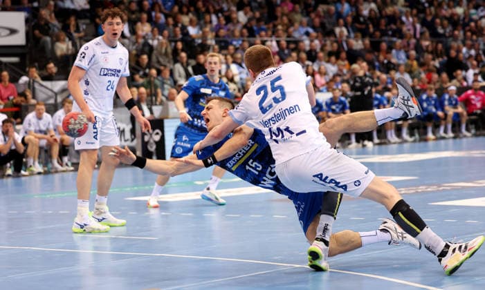 29 03 2026, Germany, Stuttgart, Handball Bundesliga, TVB Stuttgart vs Lemgo Lippe, f l Simone Mengon TVB , Niels Gerardus Versteijnen Lemgo