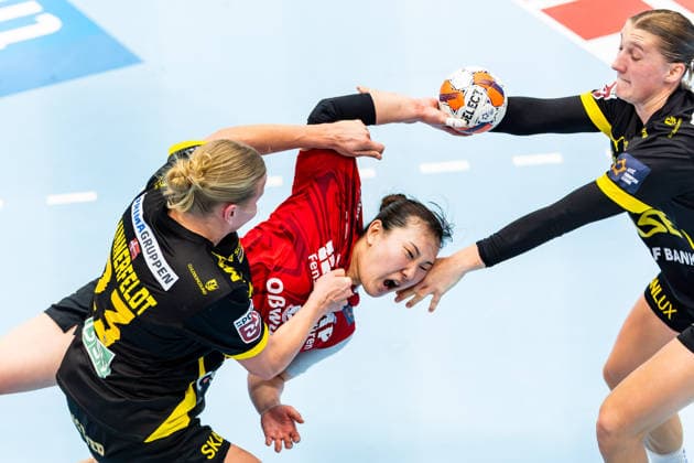 29 03 2026, GER, Handball, Women, Season 2025 2026, EHF European League, Quarter-finals, Thueringer HC Nykobing Falster Handbold Nanna Hinnerfeldt Andersen Nykobing Falster Handbold , Natsuki Aizawa Thueringer HC,23 , Stine Eiberg Jorgensen Nykobing Falster Handbold 99947 Bad Langensalza Salza Halle Sporthalle Mehrz Thüringen Germany