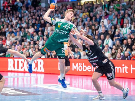 Martin Hanne Frisch Auf Goeppingen, 42 is pressed on a throw by Florian Scheerer HC Erlangen, 10, Frisch Auf Goeppingen vs HC Erlangen, Handball, 1 Bundesliga, Men, Season 2025 2026, 29 03 2026, Frisch Auf Goeppingen vs HC Erlangen, Handball, 1 Bundesliga, Men, Season 2025 2026, 29 03 2026 Goeppingen Copyright: xEibner-Pressefoto MichaelxSchmidx EP_MST