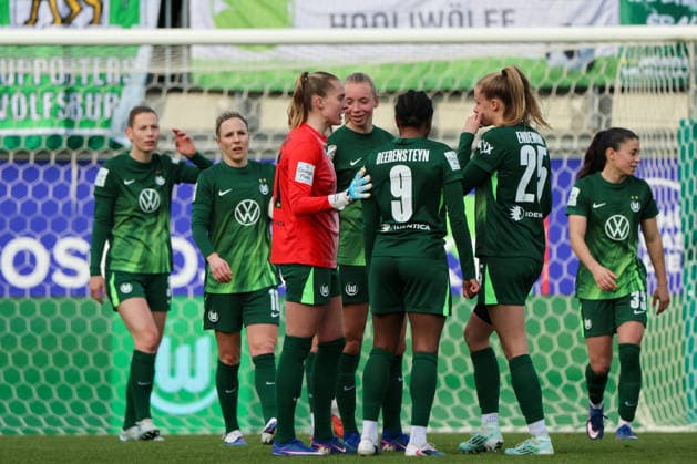 Wolfsburg, Germany 29 March 2026 1 Womens Bundesliga 22 Matchday VfL Wolfsburg vs Union Berlin In the picture from left the third Janina Minge VfL becomes the new goalkeeper for the injury time after the red card of goalkeeper Stina Johannes VfL and discusses with Ella Peddemors VfL , Lineth Beerensteyn VfL and Janina Minge VfL Copyright: HMBxMedia MadeleinexFantini