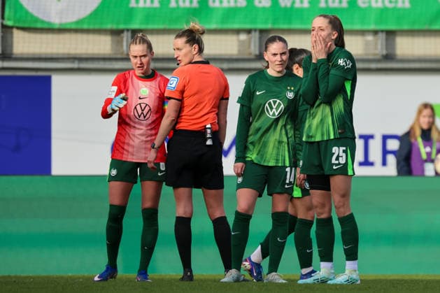 Wolfsburg, Germany 29 March 2026 1 Womens Bundesliga 22 Matchday VfL Wolfsburg vs Union Berlin In the picture from left Janina Minge VfL becomes the new goalkeeper for injury time after the red card of goalkeeper Stina Johannes VfL and Vivien Endemann VfL , right in the picture, holds her hands in front of her face in shock Copyright: HMBxMedia MadeleinexFantini