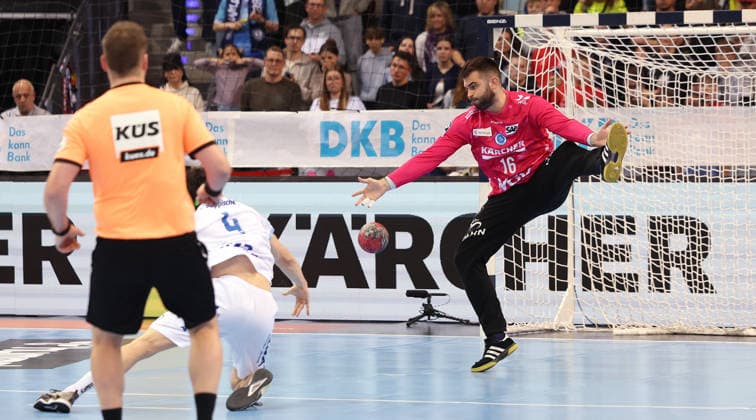 29 03 2026, Germany, Stuttgart, Handball Bundesliga, TVB Stuttgart vs Lemgo Lippe, Samuel Zehnder Lemgo, left throws the goal with a seven-meter penalty to make the final score 32 32, Miljan Vujovic TVB