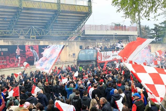 CALCIO - Serie C Italia - Vicenza vs Brescia LR Vicenza fans prepare to celebrate outside the stadium during the match of 34th day of the Serie C Championship between L.R. Vicenza vs Union Brescia at the Romeo Menti Stadium on 29 March 2026 in Vicenza, VI. Vicenza Italy  Copyright: xIPAxSport ABACAx