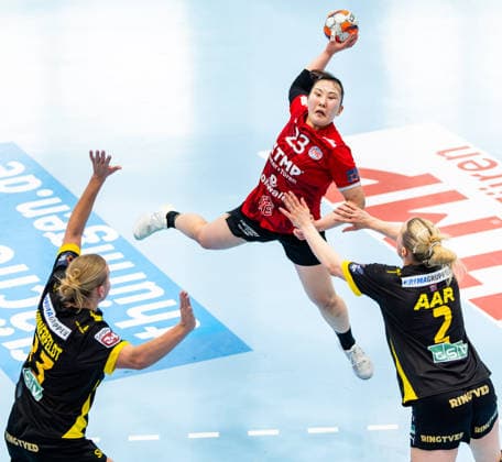 29 03 2026, GER, Handball, Women, Season 2025 2026, EHF European League, Quarter-finals, Thueringer HC Nykobing Falster Handbold Nanna Hinnerfeldt Andersen Nykobing Falster Handbold , Natsuki Aizawa Thueringer HC,23 , Caroline Aar Jakobsen Nykobing Falster Handbold 99947 Bad Langensalza Salza Halle Sporthalle Mehrz Thüringen Germany