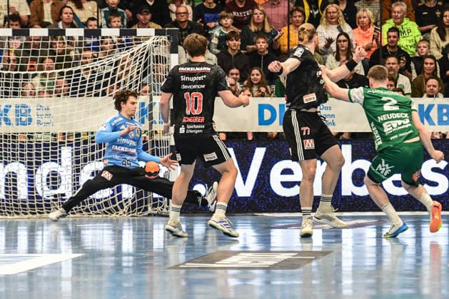 DAIKIN HBL Bundesliga Frisch Auf Göppingen HC Erlangen Göppingen, 29 03 2026 Parade by Tin Herceg HC Erlangen, 99 after Oskar Neudecks throw FRISCH AUF Göppingen, 2 Göppingen, 29 03 2026, Matchday 26 of the DAIKIN Handball Bundesliga, Frisch Auf Göppingen HC Erlangen EWS Arena, Göppingen Copyright: xBEAUTIFULxSPORTS Märklx
