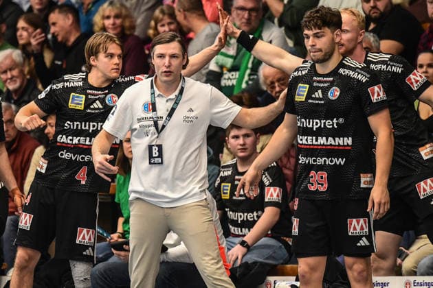 DAIKIN HBL Bundesliga Frisch Auf Göppingen HC Erlangen Göppingen, 29 03 2026 Coach Johannes Sellin HC Erlangen in the coaching zone Göppingen, 29 03 2026, 26 matchday of the DAIKIN Handball Bundesliga, Frisch Auf Göppingen HC Erlangen EWS Arena, Göppingen Copyright: xBEAUTIFULxSPORTS Märklx