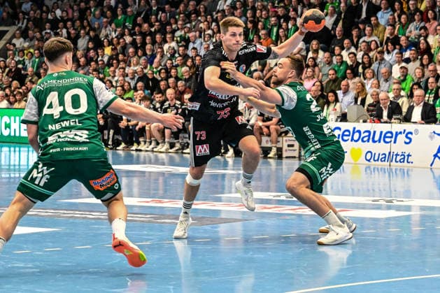 DAIKIN HBL Bundesliga Frisch Auf Göppingen HC Erlangen Göppingen, 29 03 2026 In attack Viggo Kristjansson HC Erlangen, 73 and Ludvig Jurmala FRISCH AUF Göppingen, 25 defends Göppingen, 29 03 2026, 26 Matchday of the DAIKIN Handball Bundesliga, Frisch Auf Göppingen HC Erlangen EWS Arena, Göppingen Copyright: xBEAUTIFULxSPORTS Märklx