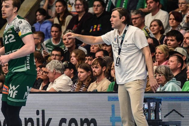 DAIKIN HBL Bundesliga Frisch Auf Göppingen HC Erlangen Göppingen, 29 03 2026 Coach Johannes Sellin HC Erlangen coaches his players Göppingen, 29 03 2026, 26 matchday of the DAIKIN Handball Bundesliga, Frisch Auf Göppingen HC Erlangen EWS Arena, Göppingen Copyright: xBEAUTIFULxSPORTS Märklx