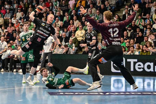 DAIKIN HBL Bundesliga Frisch Auf Göppingen HC Erlangen Göppingen, 29 03 2026 Sebastian Firnhaber HC Erlangen, 18 throwing against Kristian Saeveras FRISCH AUF Göppingen, 12 Göppingen, 29 03 2026, 26 Matchday of the DAIKIN Handball Bundesliga, Frisch Auf Göppingen HC Erlangen EWS Arena, Göppingen Copyright: xBEAUTIFULxSPORTS Märklx