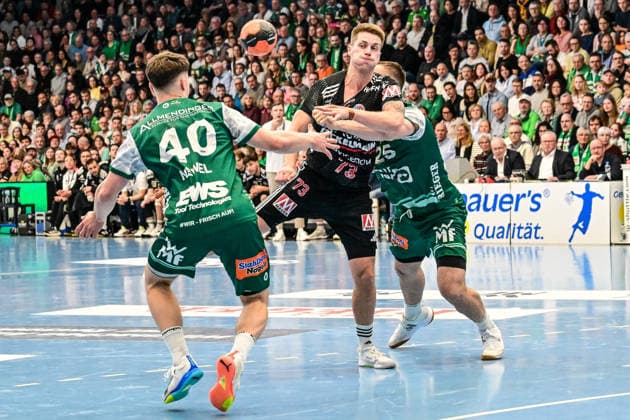 DAIKIN HBL Bundesliga Frisch Auf Göppingen HC Erlangen Göppingen, 29 03 2026 Viggo Kristjansson HC Erlangen, 73 against Ludvig Jurmala FRISCH AUF Göppingen, 25 Göppingen, 29 03 2026, 26 Matchday of the DAIKIN Handball Bundesliga, Frisch Auf Göppingen HC Erlangen EWS Arena, Göppingen Copyright: xBEAUTIFULxSPORTS Märklx