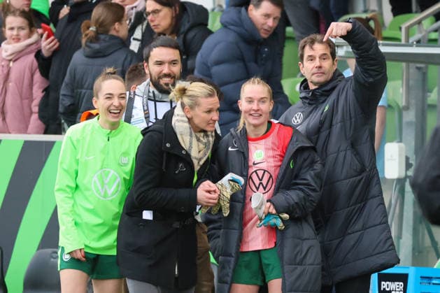 Wolfsburg, Germany 29 March 2026 1 Womens Bundesliga 22 Matchday VfL Wolfsburg vs Union Berlin In the picture from left third Janina Minge VfL is celebrated by the fans for her role as goalkeeper as substitute goalkeeper for goalkeeper Stina Johannes VfL , who received a sending off, next to her Sophia Kleinherne VfL , Alexandra Popp VfL and VfL Wolfsburg sports director Ralf Kellermann VfL next to her Copyright: HMBxMedia MadeleinexFantini