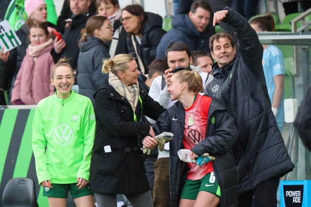 Wolfsburg, Germany 29 March 2026 1 Womens Bundesliga 22 Matchday VfL Wolfsburg vs Union Berlin In the picture from left third Janina Minge VfL is celebrated by the fans for her role as goalkeeper as substitute goalkeeper for goalkeeper Stina Johannes VfL , who received a sending off, next to her Sophia Kleinherne VfL , Alexandra Popp VfL and VfL Wolfsburg sports director Ralf Kellermann VfL next to her Copyright: HMBxMedia MadeleinexFantini