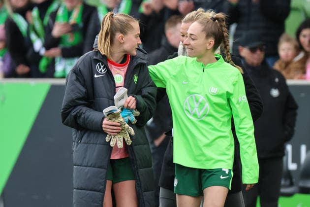 Wolfsburg, Germany 29 March 2026 1 Womens Bundesliga 22 Matchday VfL Wolfsburg vs Union Berlin Pictured Janina Minge VfL is celebrated by the fans for her role as stand-in goalkeeper for goalkeeper Stina Johannes VfL , who was sent off, and Sophia Kleinherne VfL is delighted with her Copyright: HMBxMedia MadeleinexFantini