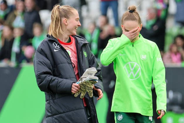 Wolfsburg, Germany 29 March 2026 1 Womens Bundesliga 22 Matchday VfL Wolfsburg vs Union Berlin Pictured Janina Minge VfL is celebrated by fans for her role as stand-in goalkeeper for goalkeeper Stina Johannes VfL , who received a sending off, and Sophia Kleinherne VfL holds her hand in front of her face after the turbulent match Copyright: HMBxMedia MadeleinexFantini