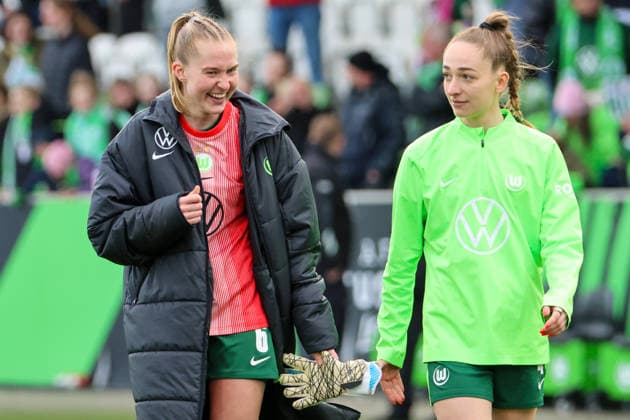 Wolfsburg, Germany 29 March 2026 1 Womens Bundesliga 22 Matchday VfL Wolfsburg vs Union Berlin In the picture from left Janina Minge VfL is celebrated by the fans for her role as a substitute goalkeeper for goalkeeper Stina Johannes VfL , who received a sending off, and Sophia Kleinherne VfL is happy with her Copyright: HMBxMedia MadeleinexFantini