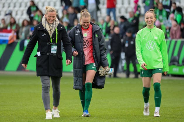 Wolfsburg, Germany 29 March 2026 1 Womens Bundesliga 22 Matchday VfL Wolfsburg vs Union Berlin In the picture from left, second Janina Minge VfL is celebrated by the fans for her role as goalkeeper in place of goalkeeper Stina Johannes VfL , who was sent off, accompanied by Alexandra Popp VfL and Sophia Kleinherne VfL Copyright: HMBxMedia MadeleinexFantini