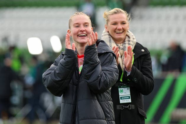 Wolfsburg, Germany 29 March 2026 1 Womens Bundesliga 22 Matchday VfL Wolfsburg vs Union Berlin Pictured Janina Minge VfL is celebrated by the fans for her role as goalkeeper in place of goalkeeper Stina Johannes VfL , who was sent off Copyright: HMBxMedia MadeleinexFantini