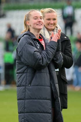 Wolfsburg, Germany 29 March 2026 1 Womens Bundesliga 22 Matchday VfL Wolfsburg vs Union Berlin Pictured Janina Minge VfL is celebrated by the fans for her role as goalkeeper in place of goalkeeper Stina Johannes VfL , who was sent off Copyright: HMBxMedia MadeleinexFantini