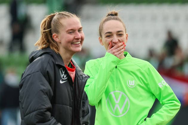 Wolfsburg, Germany 29 March 2026 1 Womens Bundesliga 22 Matchday VfL Wolfsburg vs Union Berlin In the picture from left Janina Minge VfL is celebrated by the fans for her role as a substitute goalkeeper for goalkeeper Stina Johannes VfL , who received a sending off, next to her Sophia Kleinherne VfL is happy with her Copyright: HMBxMedia MadeleinexFantini
