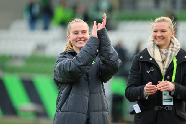 Wolfsburg, Germany 29 March 2026 1 Womens Bundesliga 22 Matchday VfL Wolfsburg vs Union Berlin Pictured Janina Minge VfL is celebrated by the fans for her role as goalkeeper in place of goalkeeper Stina Johannes VfL , who was sent off Copyright: HMBxMedia MadeleinexFantini