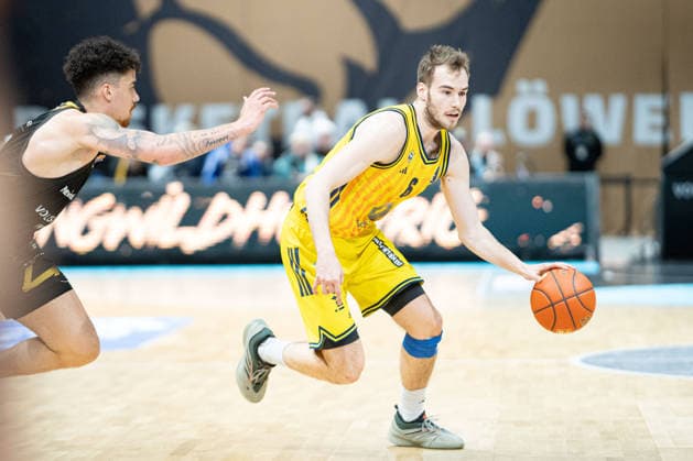 Malte Delow Nr 6 Alba Berlin pursued by Joshua Obiesie Nr 8 Basketball Loewen Braunschweig GER, Basketball Loewen Braunschweig vs Alba Berlin, Basketball, easyCredit BBL, Week 26, Season 2025 26, 29 03 2026 GER, Basketball Loewen Braunschweig vs Alba Berlin, Basketball, easyCredit BBL, Week 26, Season 2025 26, 29 03 2026 Braunschweig Copyright: xEibner-Pressefoto DanielxREINELTx EP_DRT