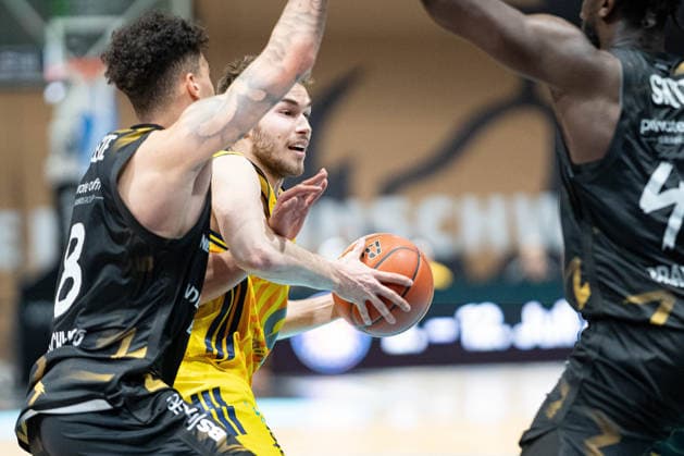 Malte Delow Nr 6 Alba Berlin vs Joshua Obiesie Nr 8 Basketball Loewen Braunschweig and Oluwasimisola Shittu Nr 45 Basketball Loewen Braunschweig GER, Basketball Loewen Braunschweig vs Alba Berlin, Basketball, easyCredit BBL, Week 26, Season 2025 26, 29 03 2026 GER, Basketball Loewen Braunschweig vs Alba Berlin, Basketball, easyCredit BBL, Week 26, Season 2025 26, 29 03 2026 Braunschweig Copyright: xEibner-Pressefoto DanielxREINELTx EP_DRT